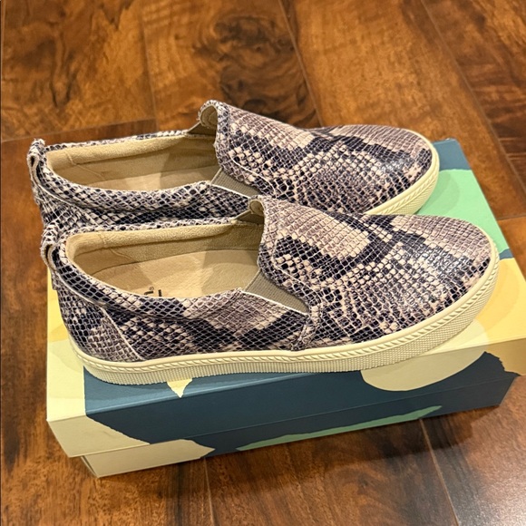 Brand New 6.5 Earth Snakeskin Slip-On Sneakers - Picture 2 of 8